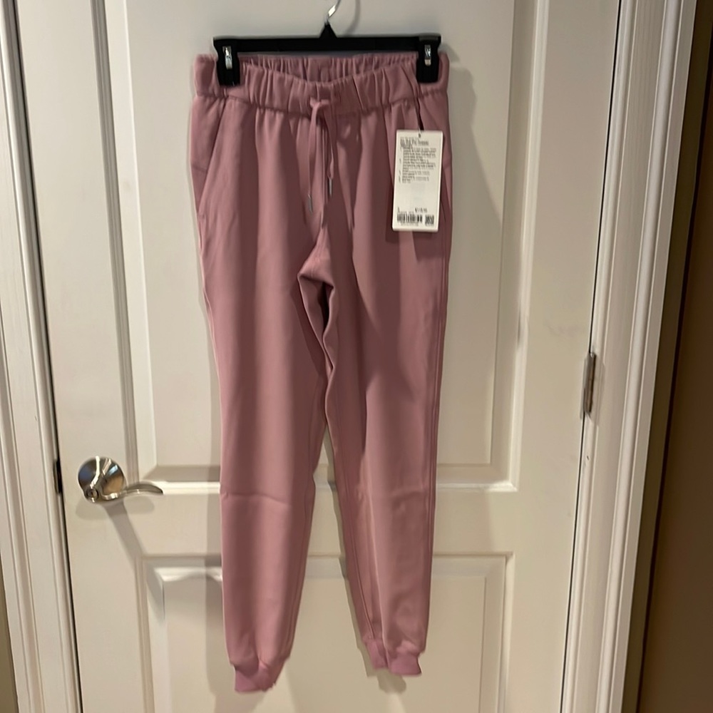 NWT lululemon On The Fly woven jogger!!